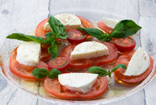 写真：トマトとモッツァレラチーズチーズのカプレーゼ